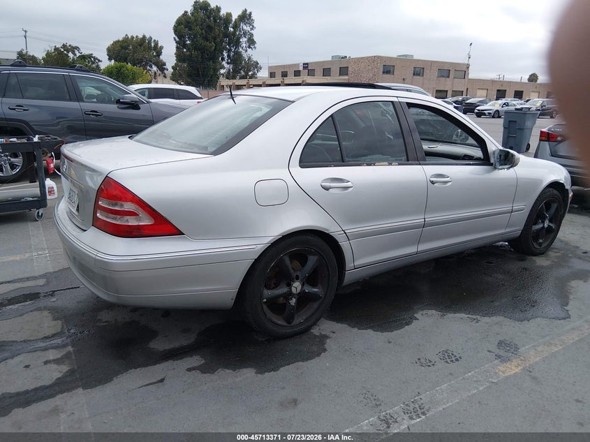 2002 Mercedes-benz C class VIN WDBRF61J62F184486 IAAI salvage auction — NORMAL WEAR, Clear - Dealer Only (California), sold $325 on 2026-08-10 (photo 4)