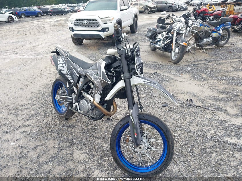 2025 Suzuki Dr-z VIN JS1ER12E2S7101510 IAAI salvage auction — RIGHT SIDE, Salvage (North Carolina), sold $3,100 on 2026-09-23 (photo 1)