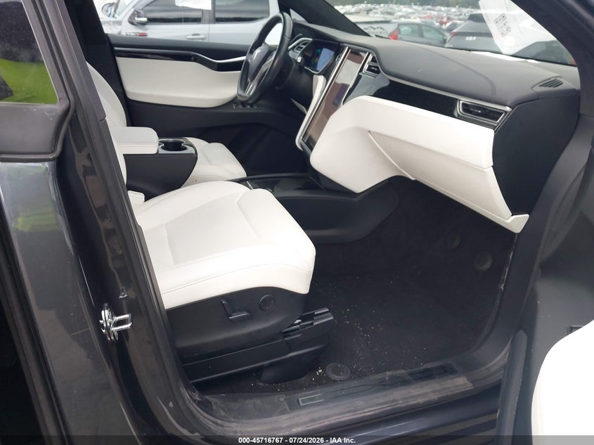 2017 Tesla Model x VIN 5YJXCDE24HF053739 IAAI salvage auction — SIDE, Wait Title, sold $5,200 on 2026-09-03 (photo 5)