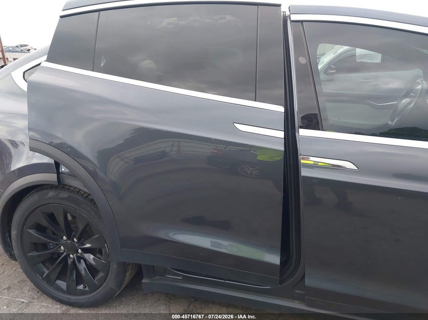 2017 Tesla Model x VIN 5YJXCDE24HF053739 IAAI salvage auction — SIDE, Wait Title, sold $5,200 on 2026-09-03 (photo 6)