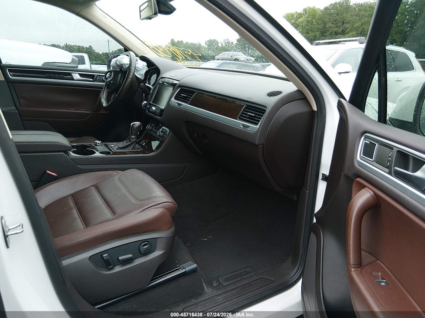 2014 Volkswagen Touareg VIN WVGEP9BP2ED012386 IAAI salvage auction — NORMAL WEAR, Salvage Title, sold $3,175 on 2026-08-04 (photo 5)