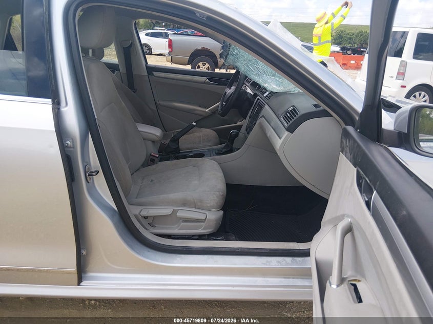 2017 Volkswagen Passat VIN 1VWAT7A3XHC050957 IAAI salvage auction — NORMAL WEAR, Clear (Florida), sold $1,950 on 2026-08-21 (photo 5)