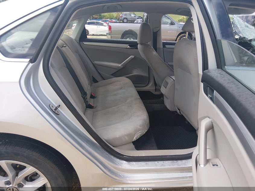 2017 Volkswagen Passat VIN 1VWAT7A3XHC050957 IAAI salvage auction — NORMAL WEAR, Clear (Florida), sold $1,950 on 2026-08-21 (photo 8)