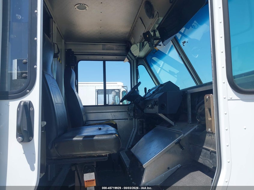 2017 Ford E-350 VIN 1FC3E3KS7HDC66473 IAAI salvage auction — NORMAL WEAR, SF97 (California), sold $7,300 on 2026-09-10 (photo 5)