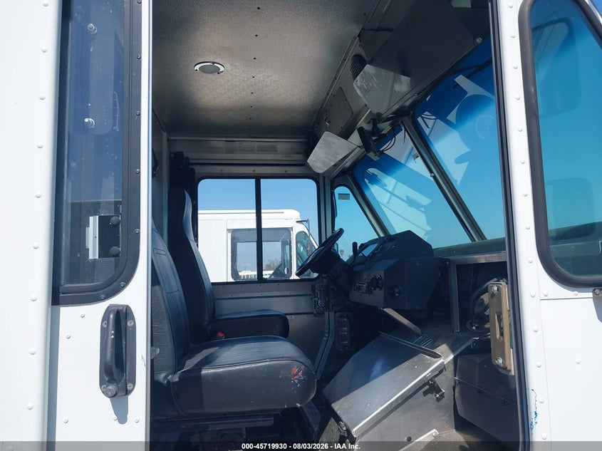 2017 Ford E-350 VIN 1FC3E3KS8HDC66465 IAAI salvage auction — NORMAL WEAR, SF97 (California), sold $12,650 on 2026-08-25 (photo 5)