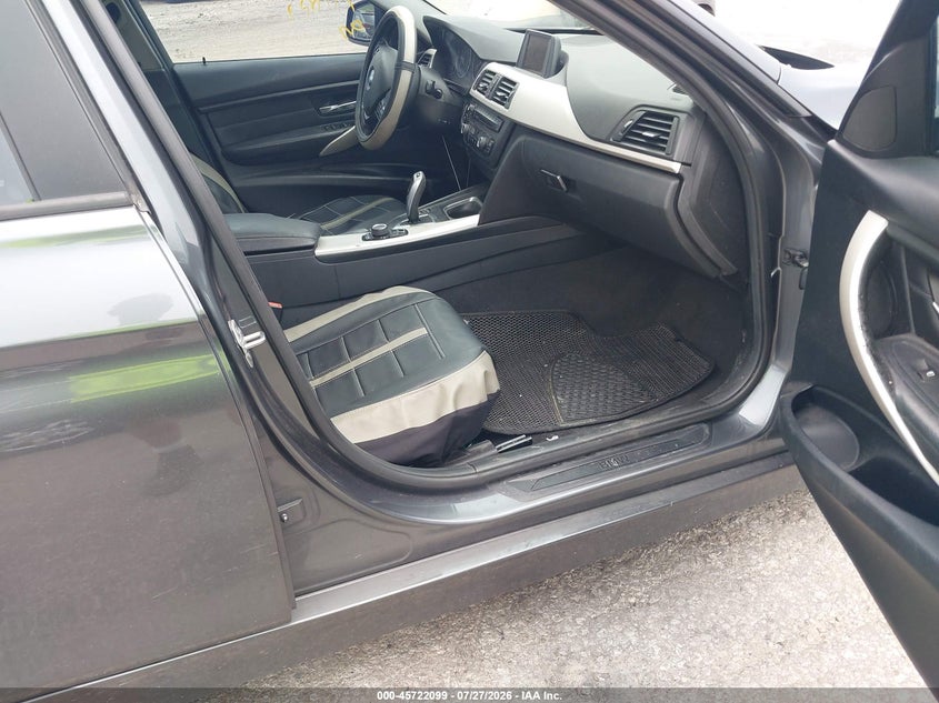 2015 BMW 3er VIN WBA3C3G59FNS76533 IAAI salvage auction — NORMAL WEAR, Clear (Illinois), sold $675 on 2026-08-17 (photo 5)