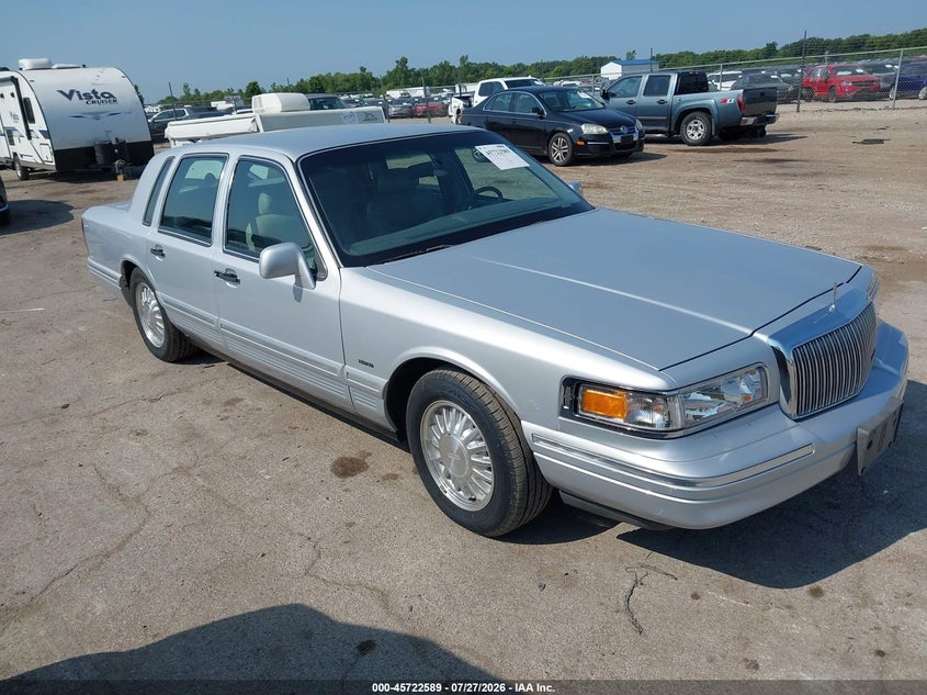 1995 Lincoln TOWN CAR VIN 1LNLM83WXSY721183 IAAI salvage auction — NORMAL WEAR, Clear (Illinois), sold $650 on 2026-08-01 (photo 1)