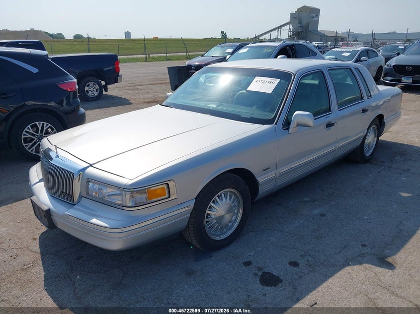 1995 Lincoln TOWN CAR VIN 1LNLM83WXSY721183 IAAI salvage auction — NORMAL WEAR, Clear (Illinois), sold $650 on 2026-08-01 (photo 2)