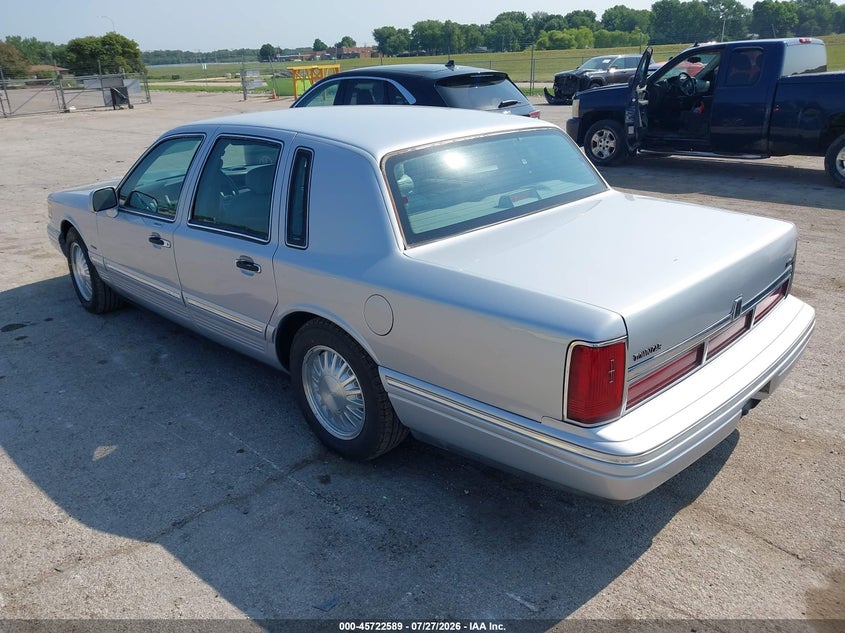 1995 Lincoln TOWN CAR VIN 1LNLM83WXSY721183 IAAI salvage auction — NORMAL WEAR, Clear (Illinois), sold $650 on 2026-08-01 (photo 3)