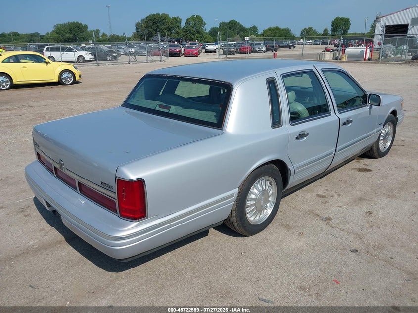 1995 Lincoln TOWN CAR VIN 1LNLM83WXSY721183 IAAI salvage auction — NORMAL WEAR, Clear (Illinois), sold $650 on 2026-08-01 (photo 4)