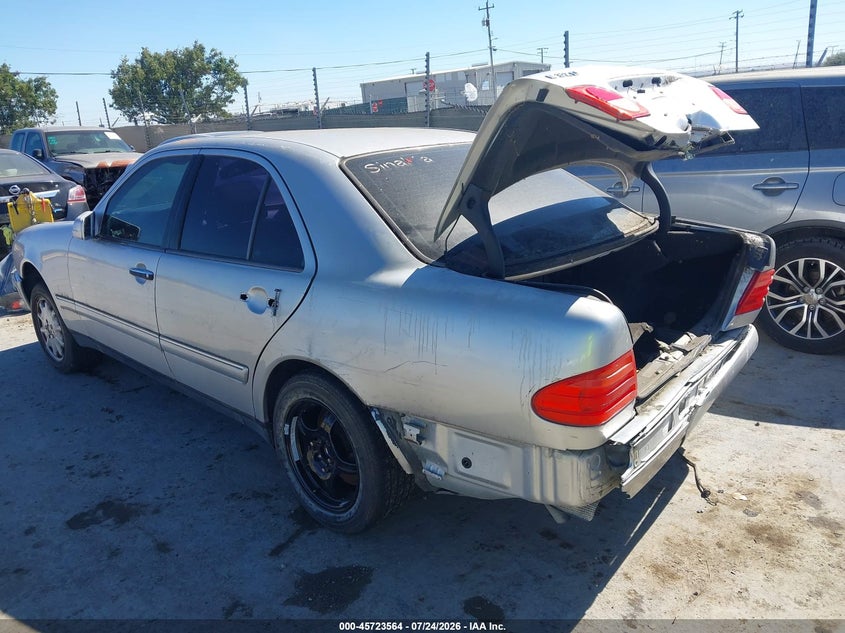 1999 Mercedes-benz E-klasse VIN WDBJF65H2XA885762 IAAI salvage auction — NORMAL WEAR, Salvage Title - Dealer (California), sold $275 on 2026-07-30 (photo 3)