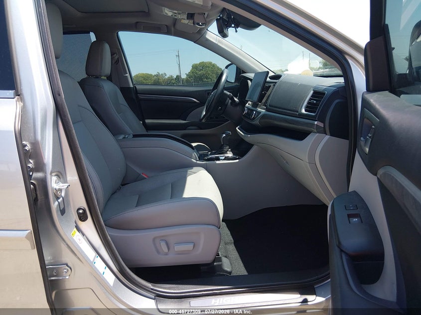 2017 Toyota Highlander VIN 5TDDZRFH4HS397326 IAAI salvage auction — RIGHT FRONT, Salvage Title, sold $9,300 on 2026-08-22 (photo 5)