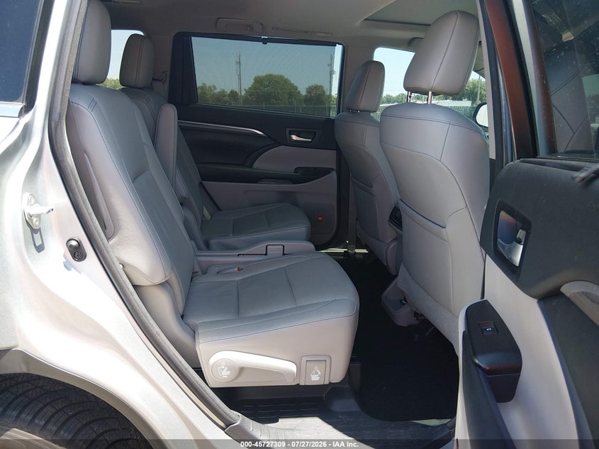 2017 Toyota Highlander VIN 5TDDZRFH4HS397326 IAAI salvage auction — RIGHT FRONT, Salvage Title, sold $9,300 on 2026-08-22 (photo 8)