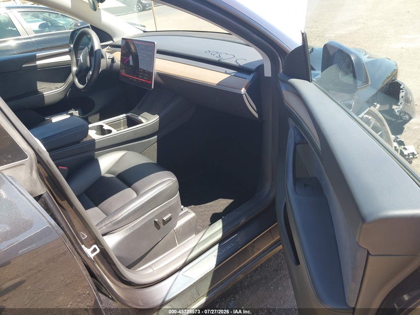 2024 Tesla Model y VIN 7SAYGDEE0RF025931 IAAI salvage auction — RIGHT FRONT, Salvage (California), sold $10,100 on 2026-09-10 (photo 5)