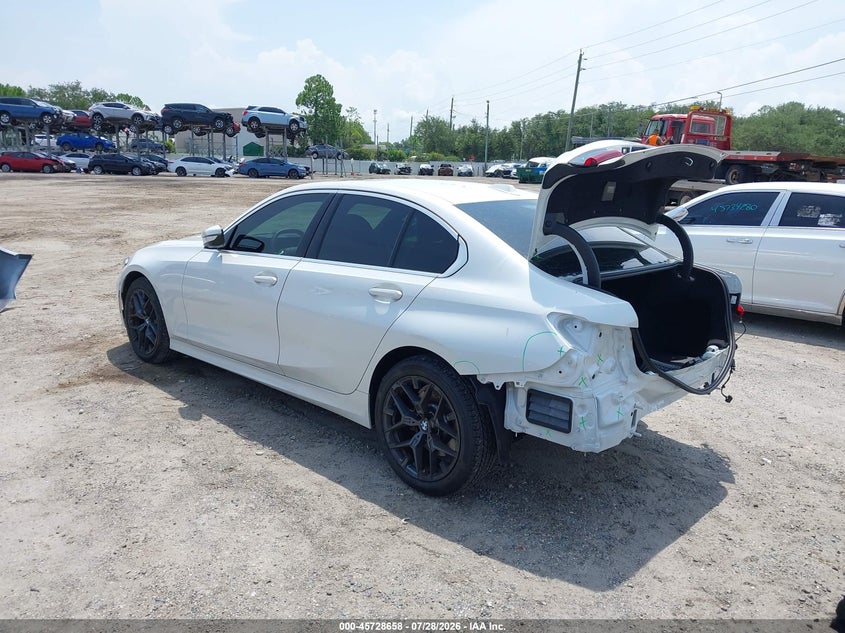 2025 BMW 3er VIN 3MW69CW04S8F76026 IAAI salvage auction — REAR END, Wait Title, sold $21,300 on 2026-08-29 (photo 3)