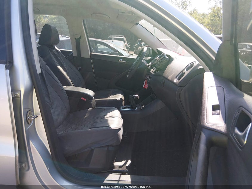 2011 Volkswagen Tiguan VIN WVGBV7AX5BW555231 IAAI salvage auction — NORMAL WEAR, Clear (Massachusetts), sold $300 on 2026-08-05 (photo 5)