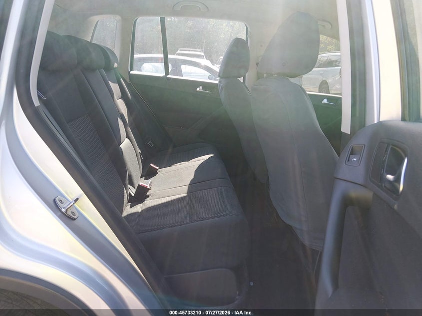 2011 Volkswagen Tiguan VIN WVGBV7AX5BW555231 IAAI salvage auction — NORMAL WEAR, Clear (Massachusetts), sold $300 on 2026-08-05 (photo 8)