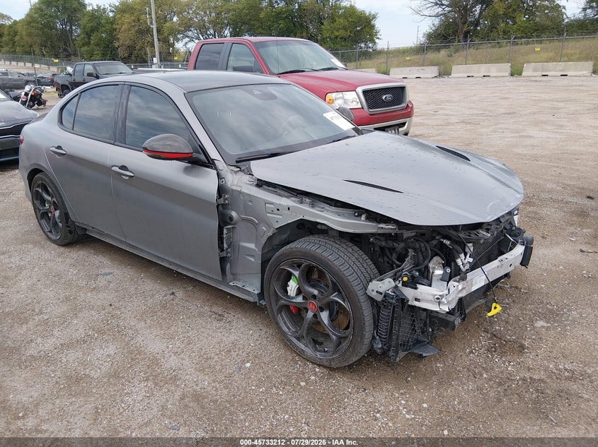2019 Alfa romeo Giulia VIN ZARFAMEV9K7613138 — IAAI salvage auction photo