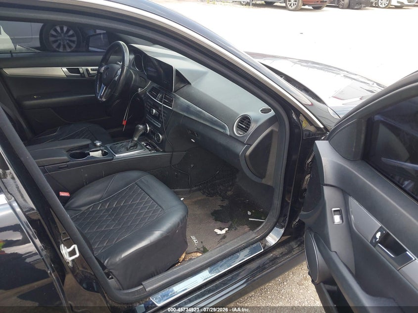 2012 Mercedes-benz C-klasse VIN WDDGF4HB5CR213316 IAAI salvage auction — NORMAL WEAR, Clear (Florida), sold $825 on 2026-08-18 (photo 5)