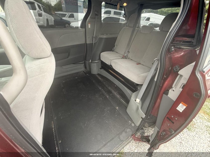2017 Toyota Sienna VIN 5TDKZ3DC0HS845833 IAAI salvage auction — NORMAL WEAR, Clear - Tbo (Indiana), sold $25 on 2026-07-29 (photo 8)
