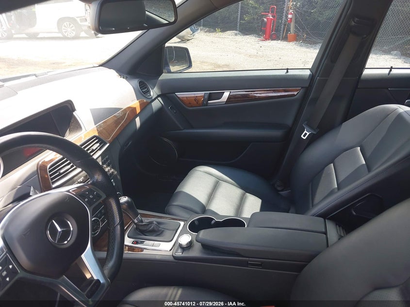 2014 Mercedes-benz C-klasse VIN WDDGF8AB6EA964914 IAAI salvage auction — UNKNOWN, Salvage Title, sold $1,500 on 2026-08-16 (photo 5)