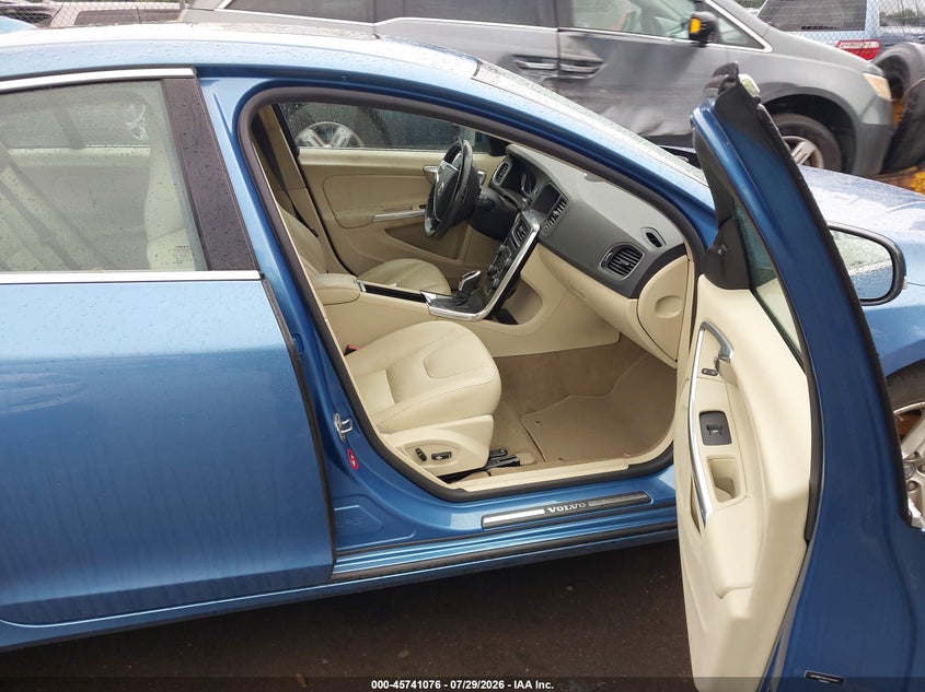 2015 Volvo S60 VIN YV126MFD6F2301937 IAAI salvage auction — NORMAL WEAR, Clear (Connecticut), sold $700 on 2026-08-20 (photo 5)