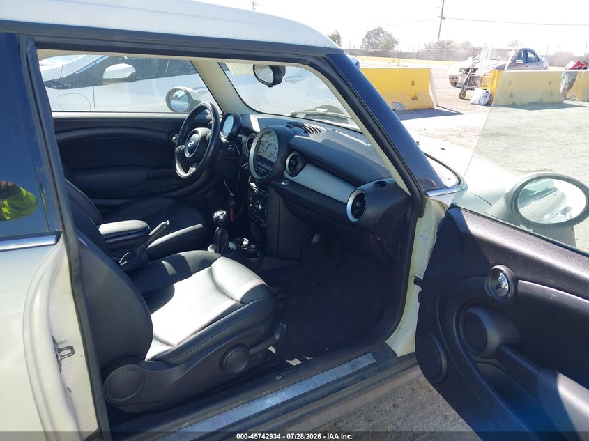 2014 Mini Clubman VIN WMWZF3C59ET571410 IAAI salvage auction — NORMAL WEAR, Clear - Dealer Only (California), sold $375 on 2026-08-06 (photo 5)