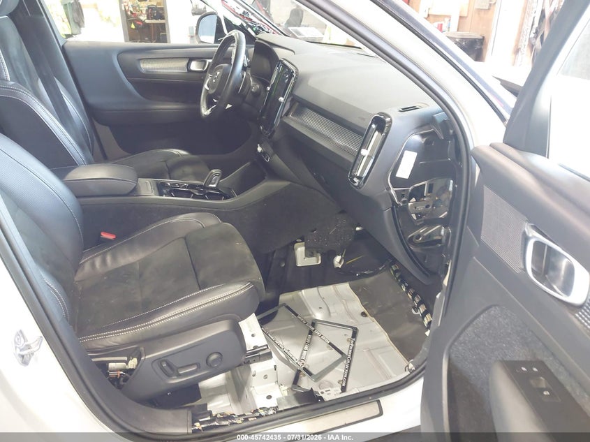 2020 Volvo Xc40 VIN YV4162UM4L2348871 IAAI salvage auction — WATER/FLOOD, Salvage Title, sold $7,500 on 2026-08-05 (photo 5)