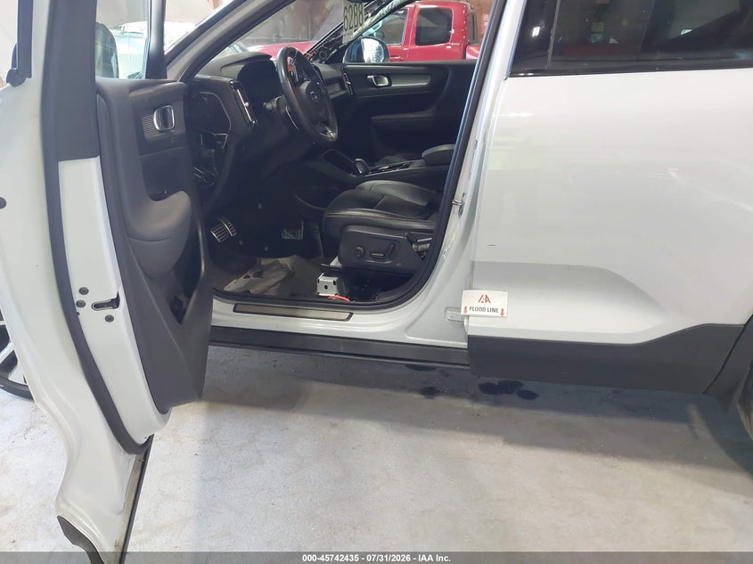 2020 Volvo Xc40 VIN YV4162UM4L2348871 IAAI salvage auction — WATER/FLOOD, Salvage Title, sold $7,500 on 2026-08-05 (photo 6)
