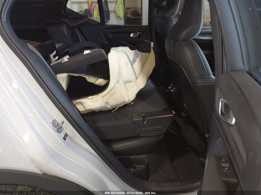 2020 Volvo Xc40 VIN YV4162UM4L2348871 IAAI salvage auction — WATER/FLOOD, Salvage Title, sold $7,500 on 2026-08-05 (photo 8)
