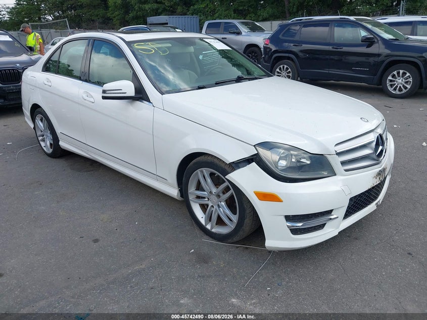 2013 Mercedes-benz C-klasse VIN WDDGF8ABXDA867245 IAAI salvage auction — SIDE, Wait Title, sold $1,300 on 2026-08-14 (photo 1)