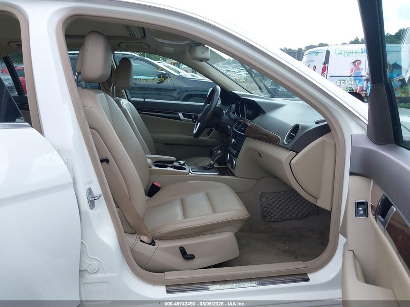 2013 Mercedes-benz C-klasse VIN WDDGF8ABXDA867245 IAAI salvage auction — SIDE, Wait Title, sold $1,300 on 2026-08-14 (photo 5)