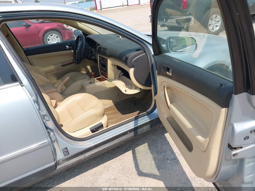 2001 Volkswagen Passat VIN WVWRH63B21P133609 IAAI salvage auction — NORMAL WEAR, Clear (Montana), sold $125 on 2026-08-05 (photo 5)