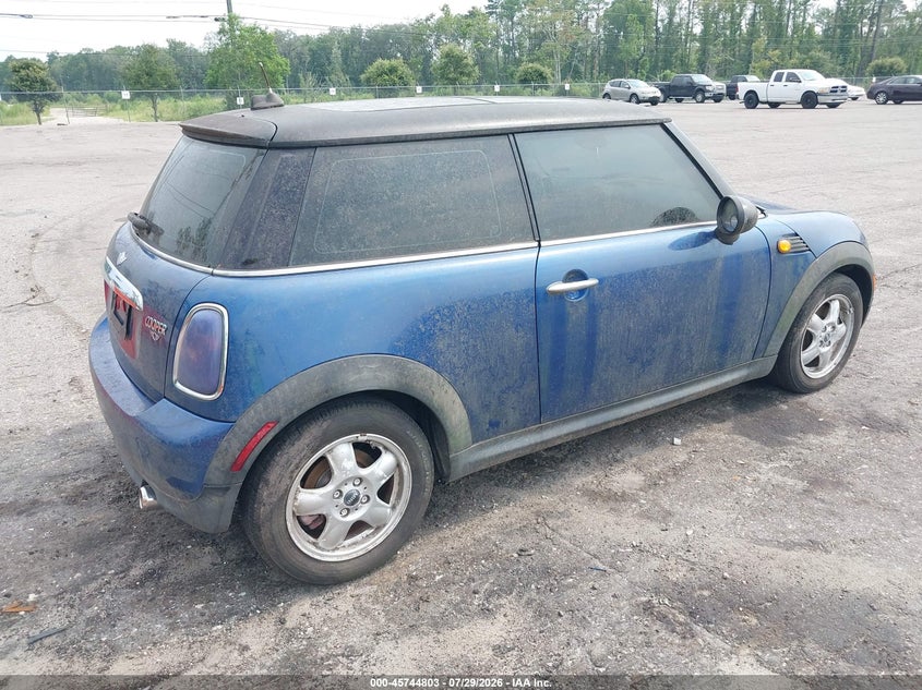 2007 Mini Cooper VIN WMWMF33557TU60186 IAAI salvage auction — NORMAL WEAR, Clear (Florida), sold $25 on 2026-08-04 (photo 4)