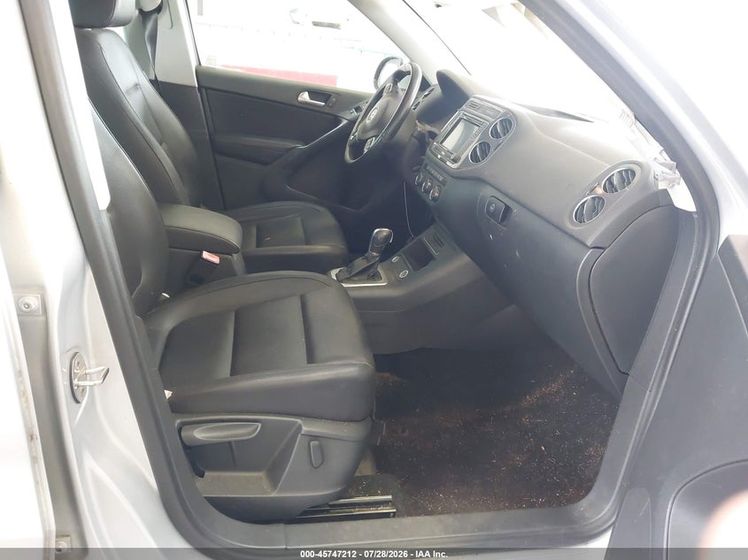 2017 Volkswagen Tiguan VIN WVGRV7AX6HW502853 IAAI salvage auction — RIGHT SIDE, Salvage Title, sold $2,000 on 2026-08-12 (photo 5)