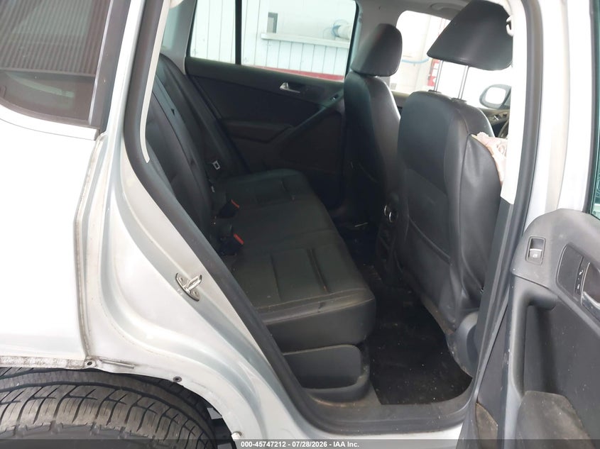 2017 Volkswagen Tiguan VIN WVGRV7AX6HW502853 IAAI salvage auction — RIGHT SIDE, Salvage Title, sold $2,000 on 2026-08-12 (photo 8)