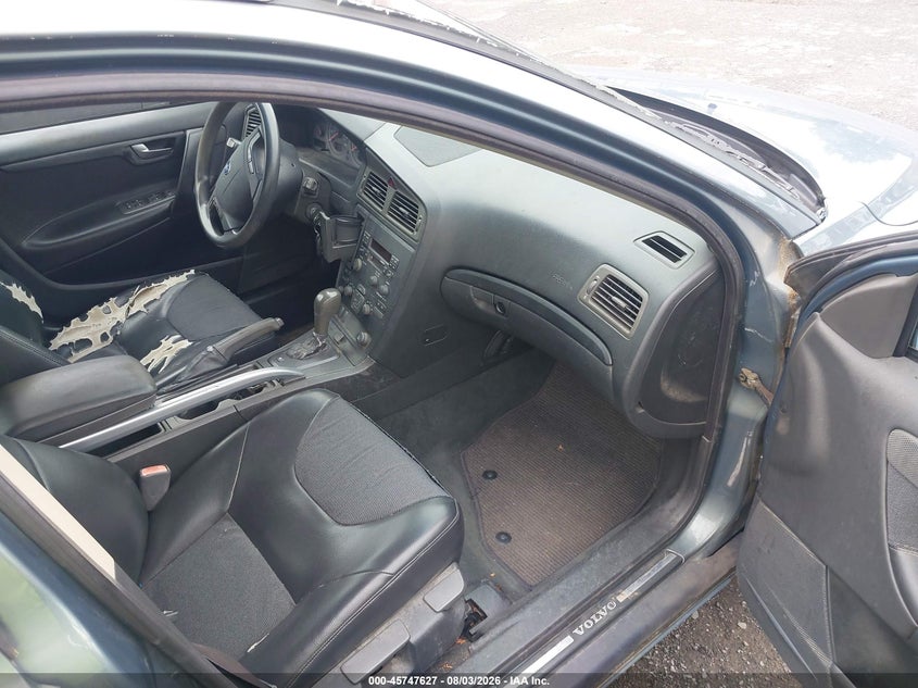 2001 Volvo V70 VIN YV1SZ58D211042453 IAAI salvage auction — NORMAL WEAR, Clear (Virginia), sold $325 on 2026-08-04 (photo 5)