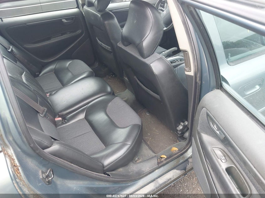 2001 Volvo V70 VIN YV1SZ58D211042453 IAAI salvage auction — NORMAL WEAR, Clear (Virginia), sold $325 on 2026-08-04 (photo 8)