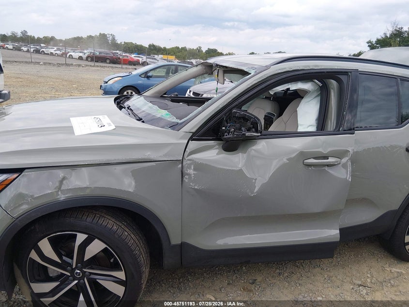2025 Volvo Xc40 VIN YV4L12UC7S2542405 IAAI salvage auction — ROLLOVER, Salvage Title, sold $2,850 on 2026-08-07 (photo 6)