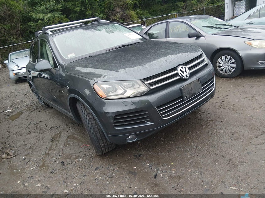 2014 Volkswagen Touareg VIN WVGEF9BP6ED007775 IAAI salvage auction — LEFT SIDE, Wait Title, sold $425 on 2026-08-18 (photo 1)