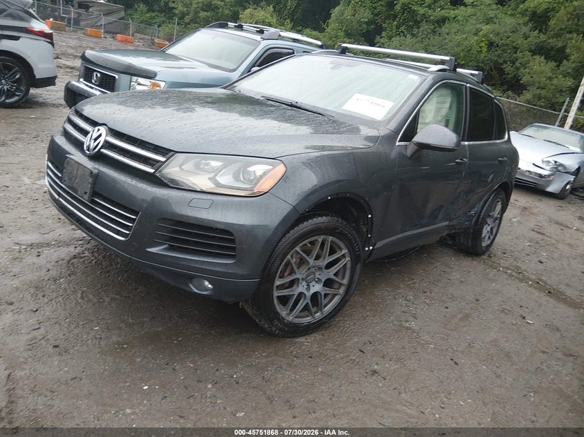 2014 Volkswagen Touareg VIN WVGEF9BP6ED007775 IAAI salvage auction — LEFT SIDE, Wait Title, sold $425 on 2026-08-18 (photo 2)