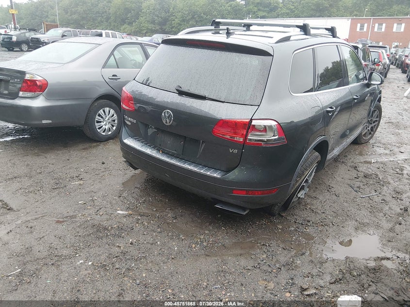 2014 Volkswagen Touareg VIN WVGEF9BP6ED007775 IAAI salvage auction — LEFT SIDE, Wait Title, sold $425 on 2026-08-18 (photo 4)