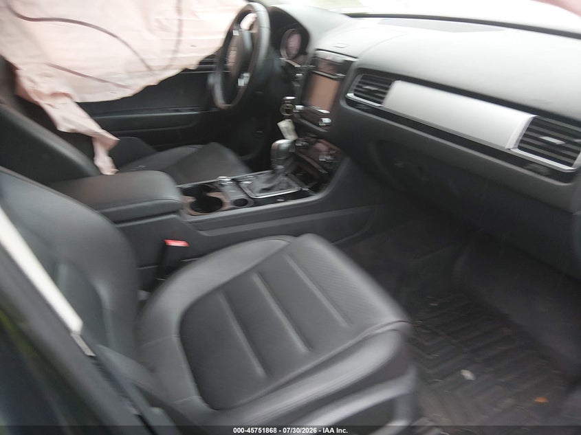 2014 Volkswagen Touareg VIN WVGEF9BP6ED007775 IAAI salvage auction — LEFT SIDE, Wait Title, sold $425 on 2026-08-18 (photo 5)