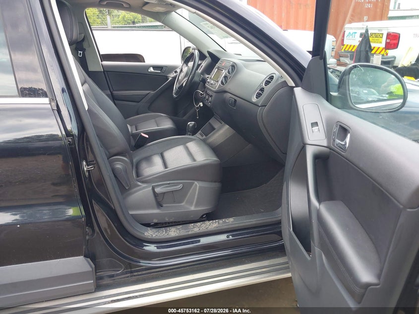 2011 Volkswagen Tiguan VIN WVGAV7AX2BW528516 IAAI salvage auction — NORMAL WEAR, Clear-Dealer Only (Maryland), sold $875 on 2026-08-06 (photo 5)