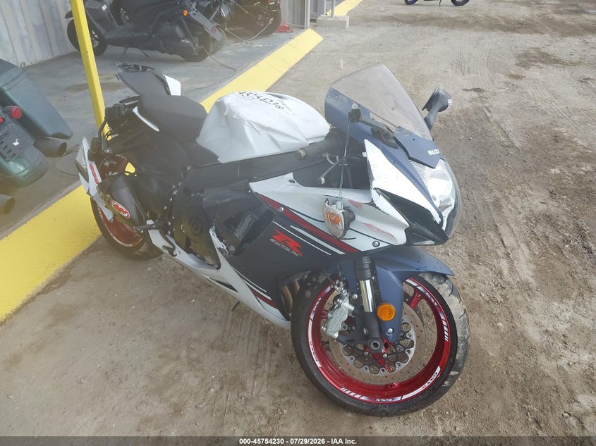 2025 Suzuki Gsx-r VIN JS1GN7FA0S7100533 IAAI salvage auction — SIDE, Salvage Title, sold $3,300 on 2026-10-21 (photo 1)
