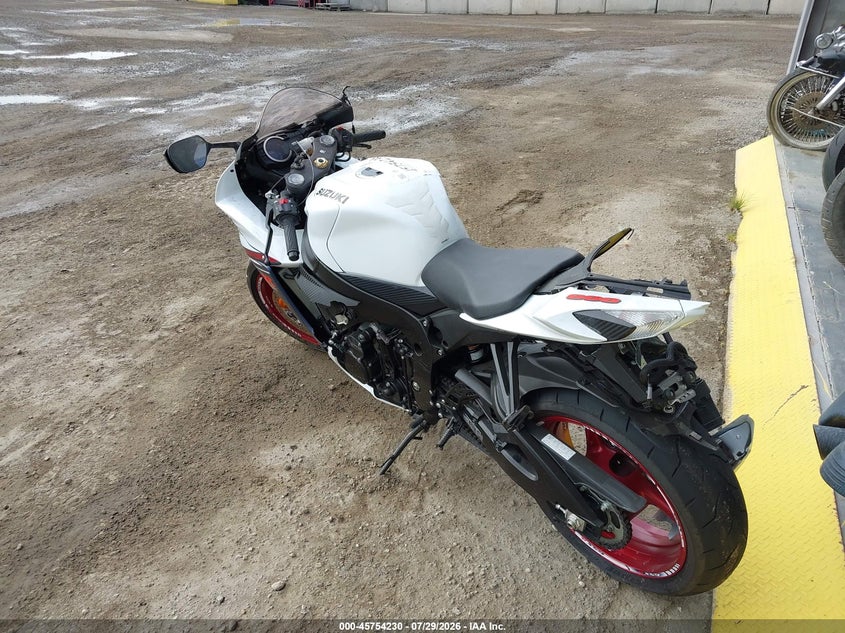 2025 Suzuki Gsx-r VIN JS1GN7FA0S7100533 IAAI salvage auction — SIDE, Salvage Title, sold $3,300 on 2026-10-21 (photo 3)