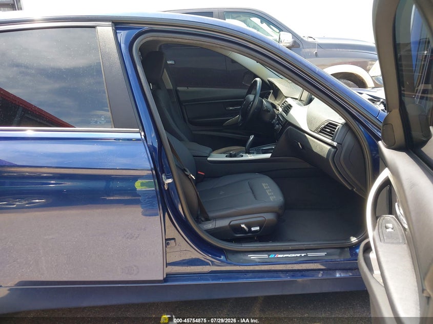 2018 BMW 3er VIN WBA8E5G58JNU47213 IAAI salvage auction — WATER/FLOOD, Salvage (Nebraska), sold $1,200 on 2026-08-30 (photo 5)