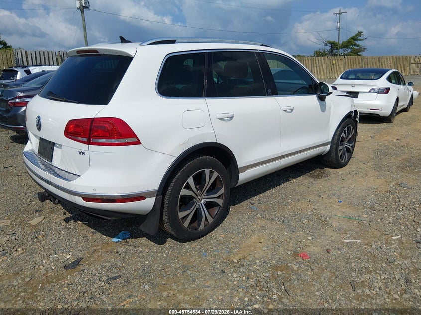 2017 Volkswagen Touareg VIN WVGRF7BP6HD003042 IAAI salvage auction — RIGHT FRONT, Wait Title, sold $2,600 on 2026-08-16 (photo 4)