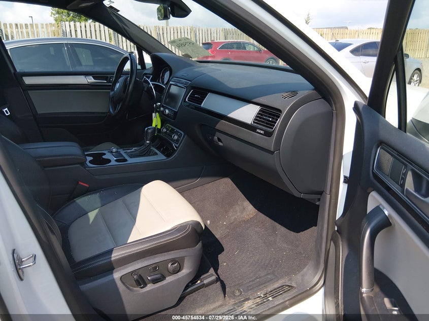 2017 Volkswagen Touareg VIN WVGRF7BP6HD003042 IAAI salvage auction — RIGHT FRONT, Wait Title, sold $2,600 on 2026-08-16 (photo 5)