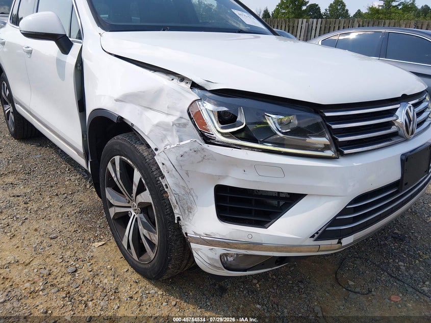 2017 Volkswagen Touareg VIN WVGRF7BP6HD003042 IAAI salvage auction — RIGHT FRONT, Wait Title, sold $2,600 on 2026-08-16 (photo 6)